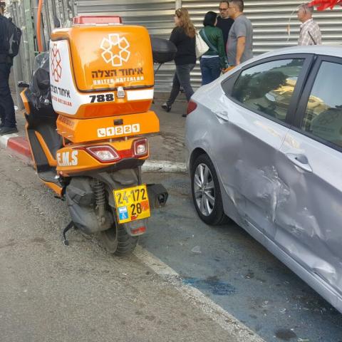 התנגש ברכב שעמד בצד הדרך שישבו בו אנשים וברח - חדשות בפתח תקווה