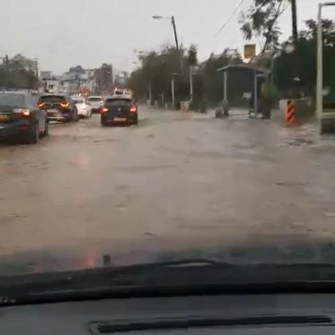 בדרך כלל רחוב ז'בוטינסקי מוצף בפקקים, ביום רביעי הוא היה גם מוצף במים - צפו בסרטון! - חדשות בפתח תקווה