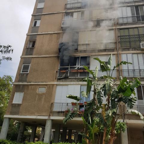 שריפה בדירה ברחוב סוקולוב - פצועה קל משאיפת עשן - צפו בסרטונים - חדשות בפתח תקווה