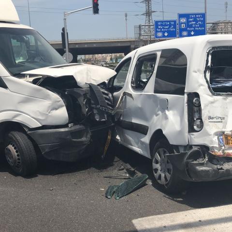 פצוע בינוני ו-3 פצועים קל בתאונת דרכים בין 2 משאיות ורכב פרטי בצומת שעריה (וידיאו) - חדשות בפתח תקווה