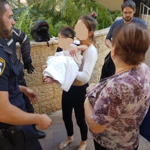 פעוט בן שנתיים נמצא כשהוא מכוסה בצואה ומשוטט לבדו ברחוב עם כלב קטן - חדשות בפתח תקווה