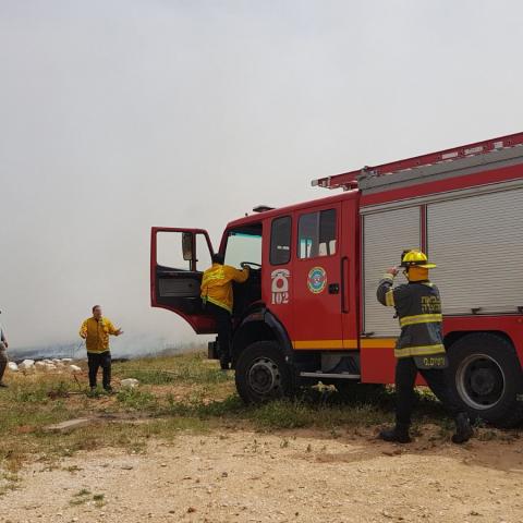 שריפת קוצים גדולה פרצה סמוך לכפר הבטפיסטים ולגן הלאומי ירקון - חדשות בפתח תקווה