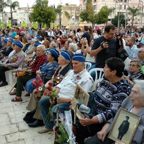 צעדת הניצחון של הוטרנים במרכז העיר (וידיאו) - קהילות בפתח תקווה