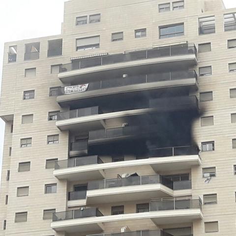 שריפה בדירה בקומה 11 ברחוב בן חור בשכונת אם המושבות (סרטונים) - חדשות בפתח תקווה