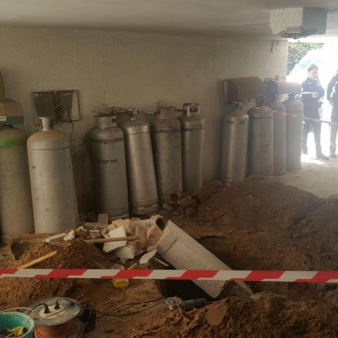 עמוד בטון ברחוב רוטשילד התמוטט ופגע בפועל בניין בן 40 - מצבו קל - חדשות בפתח תקווה