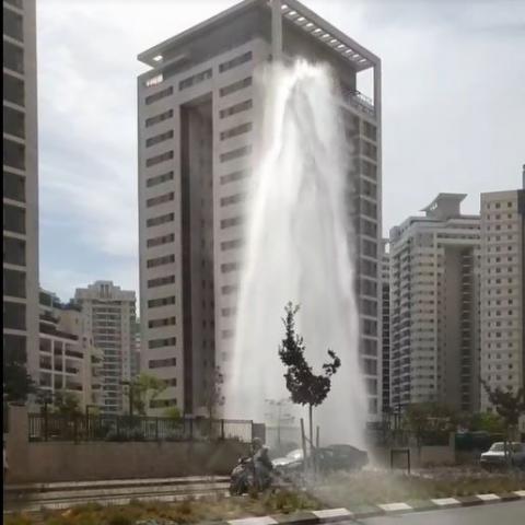 פיצוץ מים כתוצאה מתאונת דרכים בשכונת נווה גן - צפו בסרטון! - חדשות בפתח תקווה
