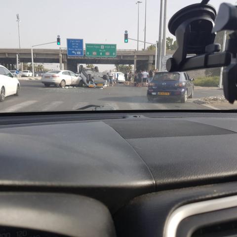 פעוט בן 9 חודשים נפצע בינוני ו-2 צעירות נפצעו קל בתאונת דרכים בכביש 40 מתחת לגשר במחלף ירקון - חדשות בפתח תקווה