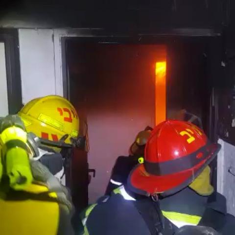 חשד להצתה: הלילה פרצה שריפה בדירה ברחוב ד"ר וויסבורג (וידיאו) - חדשות בפתח תקווה