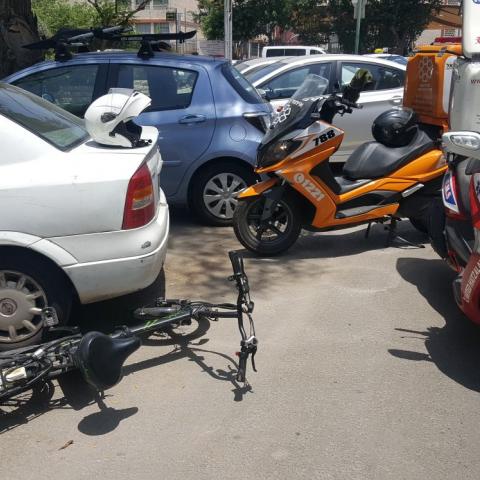רוכב אופניים חשמליים נפצע בינוני בתאונת דרכים ברחוב פנחסי - חדשות בפתח תקווה