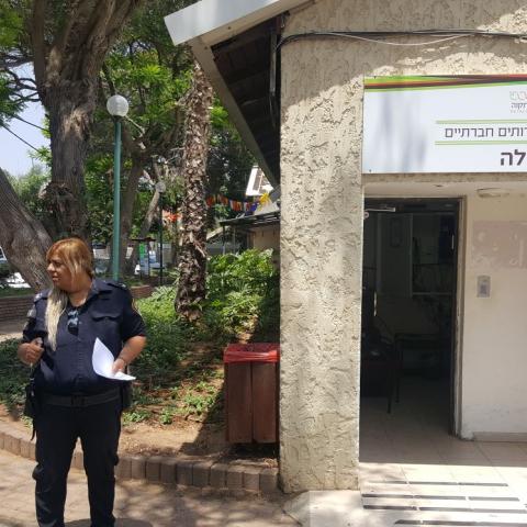 מאבטח נפצע קל לאחר שהותקף ע"י צעיר שהתפרע במחלקת הרווחה - חדשות בפתח תקווה