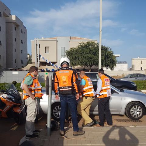 ילדה בת שנתיים ננעלה ברכב - מפתחות הרכב נפלו לקולטן מי הגשמים - חדשות בפתח תקווה