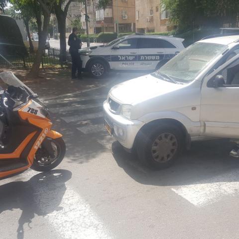 הולכת רגל נפצעה קל מפגיעת רכב ברחוב טולדנו - חדשות בפתח תקווה