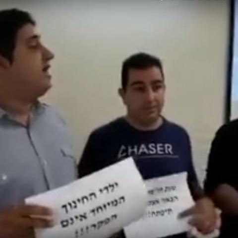 הפגנה בישיבת מועצת העיר: נגד פינוי מועדון "עמותת אנוש" ונגד פינוי גן לילדי החינוך המיוחד (וידיאו) - חדשות בפתח תקווה