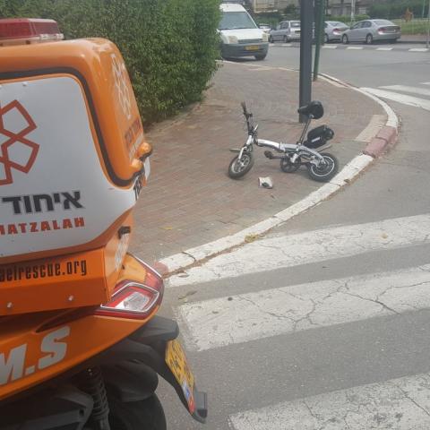 רוכב אופניים נפצע קל מפגיעת קטנוע ברחוב שפרינצק - חדשות בפתח תקווה
