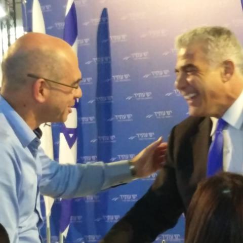 לפיד: יש פיל בחדר הזה וזה ראש הממשלה. הוא הגיע למסקנה שאם העם הזה יהיה מאוחד זה יהיה לא טוב פוליטית - בחירות  2018 בפתח תקווה