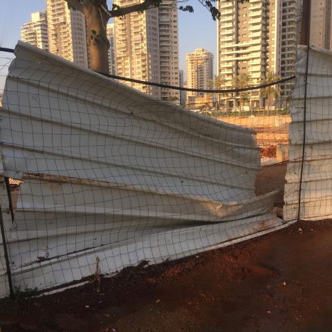 ילדי העיר נהנים מהאגם הגדול עוד לפני שהוקם - ילדים  פרצו לאתר הבניה וגרמו לפיצוץ מים (וידיאו) - חדשות בפתח תקווה