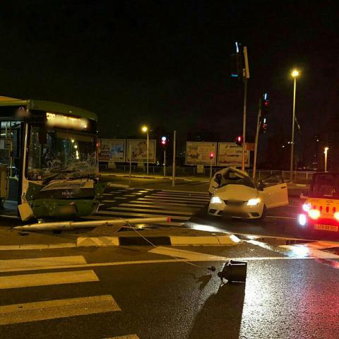 גבר בן 30 נפצע קשה בתאונת דרכים בין אוטובוס לרכב פרטי בפינת הרחובות רבין והעצמאות - חדשות בפתח תקווה