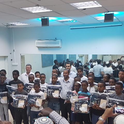 טקס חלוקת ערכת תפילין לבני העדה האתיופית בפתח תקוה - קהילות בפתח תקווה