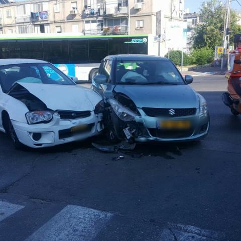 נהגת בת 20 נפצעה קל בתאונת דרכים בצומת הרחובות פינס - חפץ חיים - חדשות בפתח תקווה