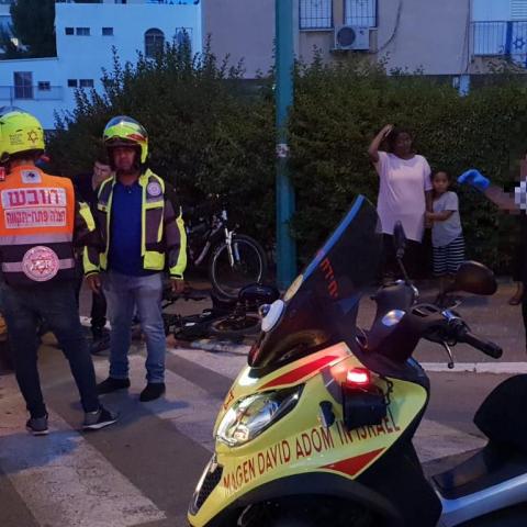 רוכב אופניים חשמליים ורוכב אופנוע נפצעו קל בתאונת דרכים ברחוב שפרינצק - חדשות בפתח תקווה