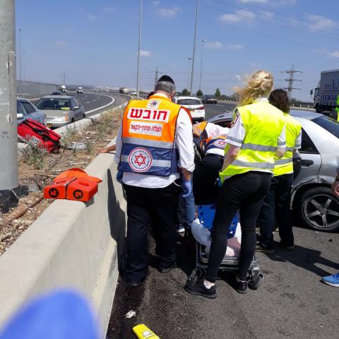 רוכב אופנוע נפצע אנוש בתאונה בכביש 471, נעצר נהג המשאית שפגע בו - חדשות בפתח תקווה