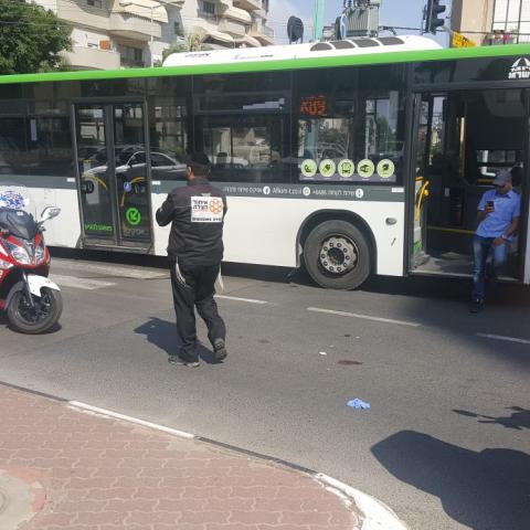 רוכב אופניים בן 70 נפצע בינוני מפגיעת אוטובוס ברחוב המכבים - חדשות בפתח תקווה
