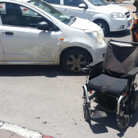 בת 65  שנסעה על כיסא גלגלים ממונע נפצעה בינוני מפגיעת רכב ברחוב רות פינת רחוב הנביאים - חדשות בפתח תקווה