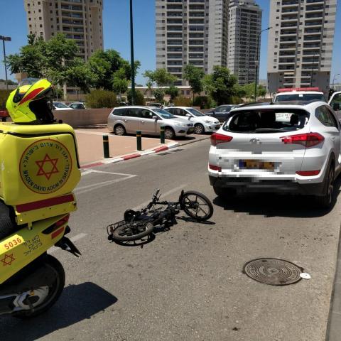  רוכב אופניים חשמליים בן 17 נפצע בינוני מפגיעת רכב ברח' ירושלים פינת רח' הושע בפתח תקווה. - חדשות בפתח תקווה