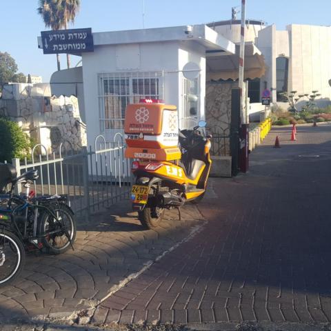 רוכב אופניים חשמליים התנגש בשער בית עלמין סגולה - חדשות בפתח תקווה