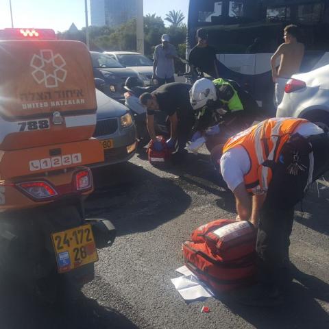 צעירה בת 25 נפצעה בינוני בתאונת דרכים בין רכב לאופנוע ברחוב קפלן - חדשות בפתח תקווה