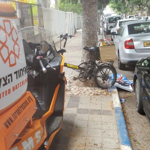 הולך רגל נפצע בינוני מפגיעת אופניים חשמליים ברחוב מונטיפיורי - חדשות בפתח תקווה