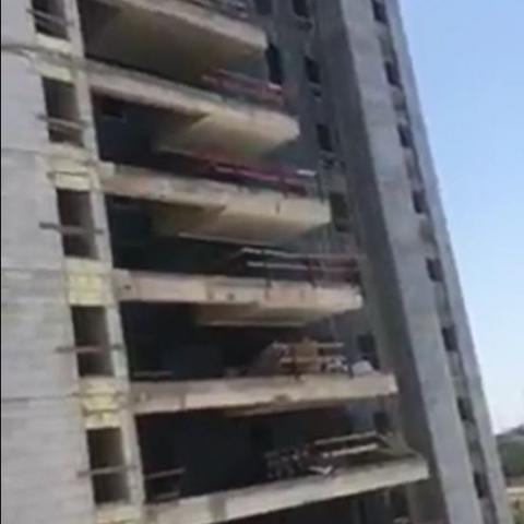 תושבי שכונת הדר גנים הגישו תלונות במשטרה נגד חברת משהב על כך שקורות נפלו מבניין בבנייה (וידיאו) - חדשות בפתח תקווה