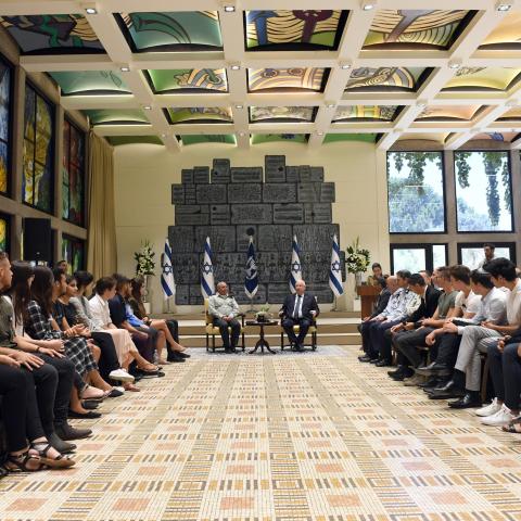 נשיא המדינה והרמטכ"ל נפגשו עם 70 בני נוער ובהם מיקה תורג'מן וסתיו ארביב מפתח תקווה (וידיאו) - חדשות בפתח תקווה