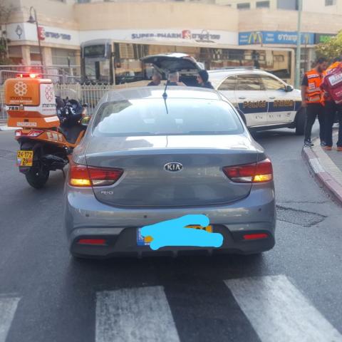 הולכת רגל בת 55 נפצעה קל מפגיעת רכב ברחוב פינס פינת רחוב רוטשילד - חדשות בפתח תקווה