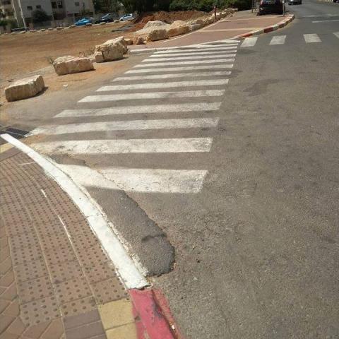 בדרך כלל מעבר חצייה חשוב לבטיחות, בנווה גן זה קצת אחרת - חדשות בפתח תקווה