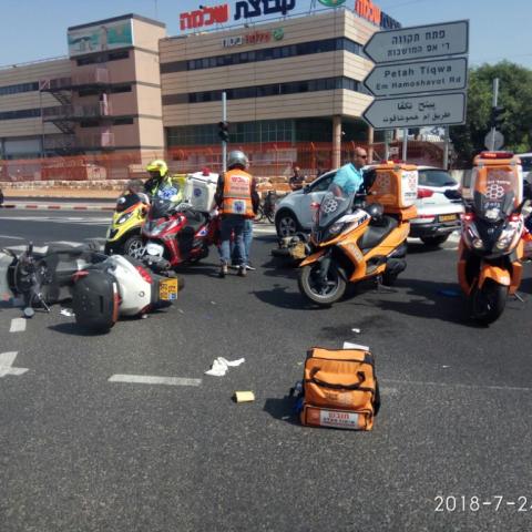 2 רוכבי אופנוע נפצעו בתאונה בצומת הרחובות מרטין גהל ודרך אם המושבות - חדשות בפתח תקווה