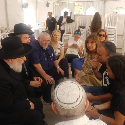 הרב לאו, חברי כנסת וחברי הפלוגה של סמ"ר אביב לוי ז"ל, הגיעו לנחם את משפחת לוי (וידיאו) - חדשות בפתח תקווה