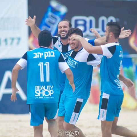 מחוף לחוף: אחרי שהפסידו בכל המשחקים, קבוצת הכדורגל חופים של הפועל פ"ת ניצחה ונשארה בליגה - ספורט בפתח תקווה