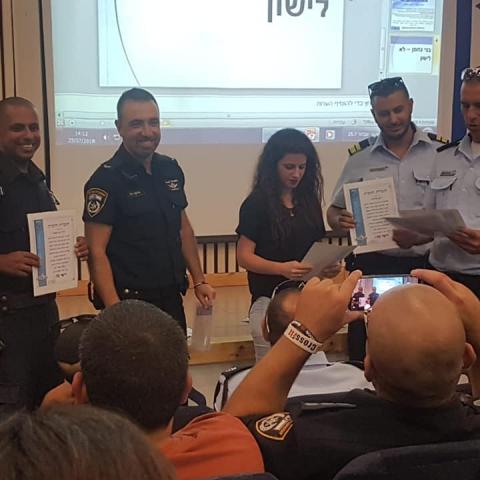 הישג לשוטרי פתח תקווה: לכידת פורצים על חם מדירה ותעודת הוקרה ממפקד תחנת כפר סבא - חדשות בפתח תקווה