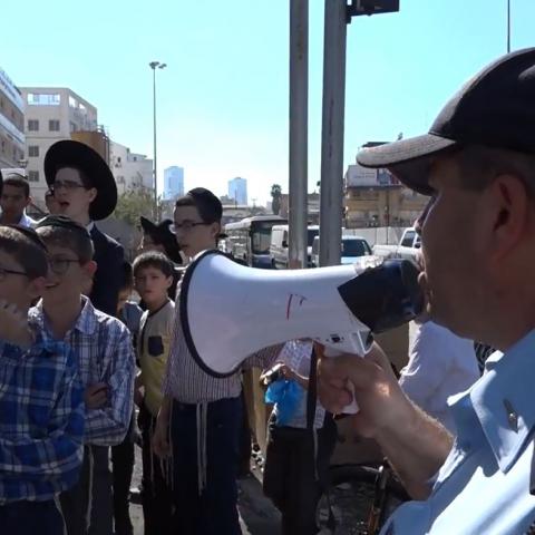 סיכום העימותים בין הפלג החרדי הירושלמי למשטרה סמוך לצומת גהה - נעצרו לחקירה 29 מפרי סדר (וידיאו) - חדשות בפתח תקווה