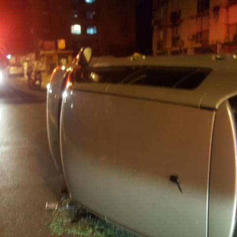 נהגת רכב נפצעה קל לאחר שרכבה התהפך ברחוב דגל ראובן בפתח תקווה - חדשות בפתח תקווה