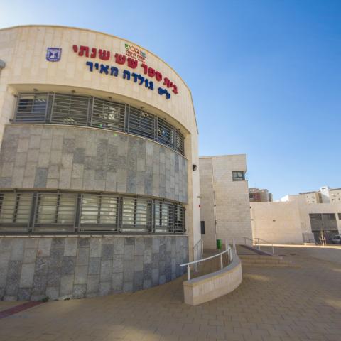 תעמולה בבי"ס בניגוד לחוק: גרינברג נכנס להרצות לכיתות בתיכון, שוחח עם התלמידים וחילק להם כרטיסי ביקור - חדשות בפתח תקווה