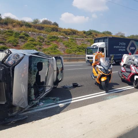 נהגת נפצעה בינוני לאחר שהתהפכה עם רכבה בכביש 471 - חדשות בפתח תקווה