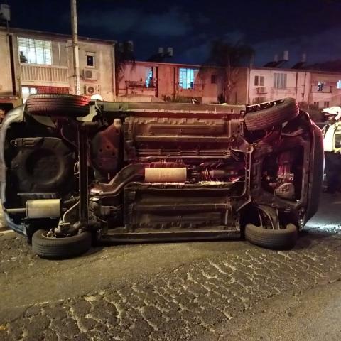 נהגת נפצעה כשהתהפכה עם רכבה ברחוב יצחק שדה בפתח תקווה - חדשות בפתח תקווה