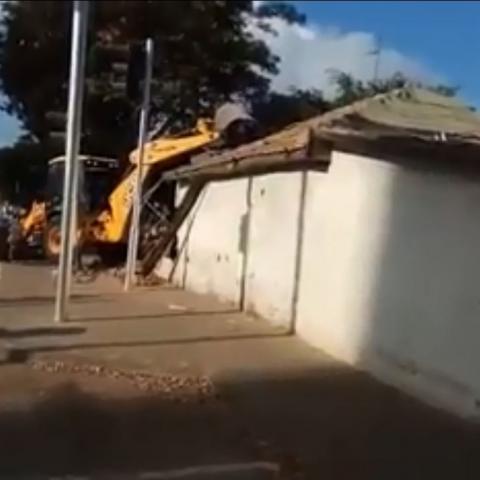 נהרס מבנה שחסם את התנועה ברחוב "אחים ישראלית" (וידיאו) - חדשות בפתח תקווה