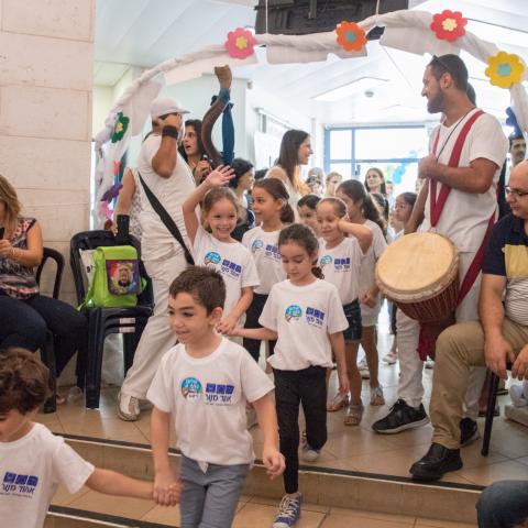 בהתרגשות רבה נפתחה שנת הלימודים בפתח תקווה - חינוך בפתח תקווה
