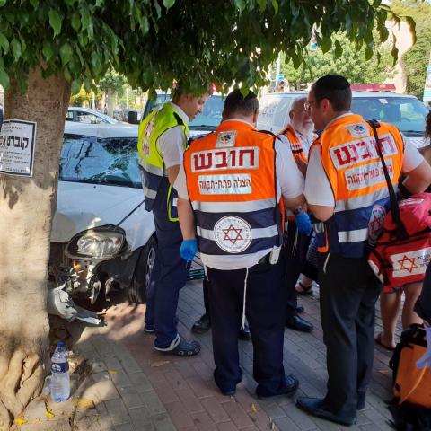 רוכב אופנוע נפצע בינוני ונהגת רכב נפצעה קל בתאונת דרכים ברחוב סלנט - חדשות בפתח תקווה