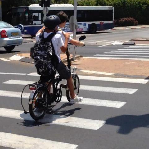 אכיפה כנגד רוכבי אופניים וקורקינטים - חדשות בפתח תקווה