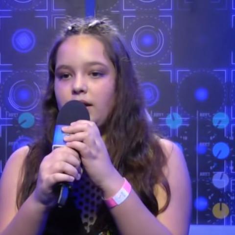 קורל בת ה-11 מפתח תקווה רוצה לשיר, לחזק את אמה ולעלות לגמר של ''דה בוקס'' (וידיאו) - תרבות ופנאי בפתח תקווה