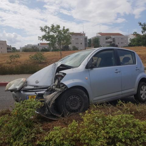 רכב עלה על אי תנועה והתנגש בעמוד תאורה ברחוב ראשון לציון בפתח תקווה - חדשות בפתח תקווה
